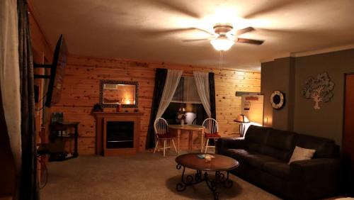 Eureka Springs Casa | Cozy Cabin Retreat Close to Rivers and Lakes in Eureka Springs, Arkansas