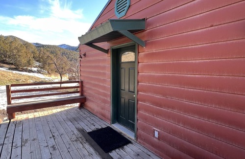 Eureka County Cabina | Cozy Cabin Retreat, Enjoy the outdoors, Pets Welcome!