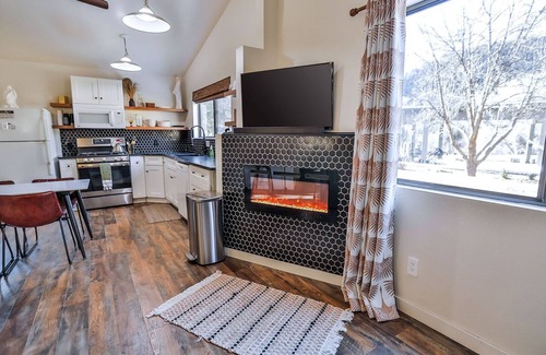 Glendale Cabina | Cozy Cabin Retreat Near Zion & Bryce Canyon National Parks, Hot Tub & Stargazing