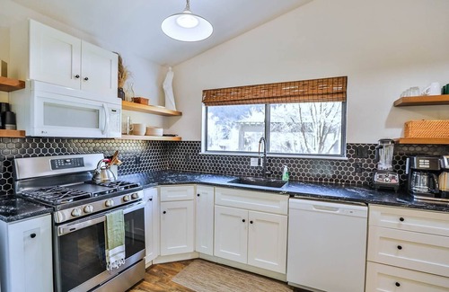 Glendale Cabina | Cozy Cabin Retreat Near Zion & Bryce Canyon National Parks, Hot Tub & Stargazing