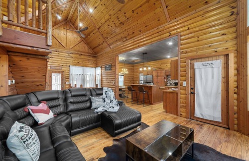 Richwoods Cabina | 3-bedroom cabin in Lonedell, Missouri. Overlooking the lake