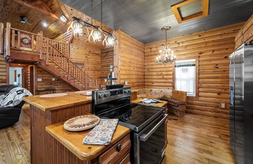 Richwoods Cabina | 3-bedroom cabin in Lonedell, Missouri. Overlooking the lake