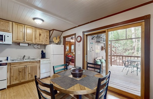 Boone Cabina | Cozy cabin retreat, private setting, surrounded by nature