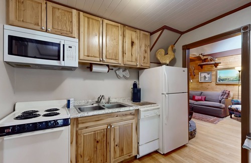 Boone Cabina | Cozy cabin retreat, private setting, surrounded by nature