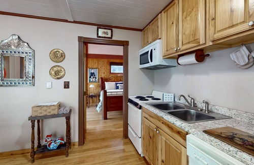 Boone Cabina | Cozy cabin retreat, private setting, surrounded by nature