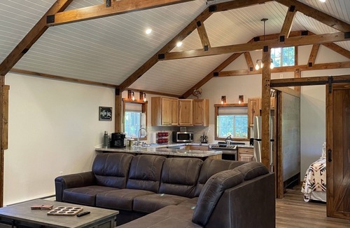 Hazel Green Cabina | Cozy Cabin Retreat located just minutes to Galena, IL & DBQ, IA
