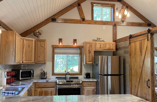 Hazel Green Cabina | Cozy Cabin Retreat located just minutes to Galena, IL & DBQ, IA