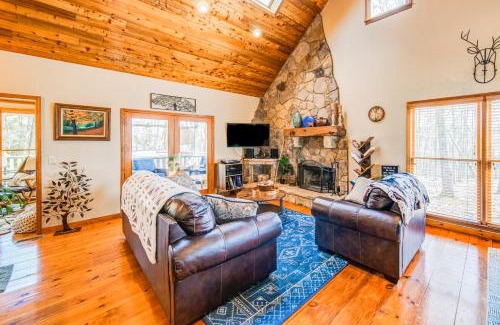 Big Canoe Casa | Cozy Cabin Retreat