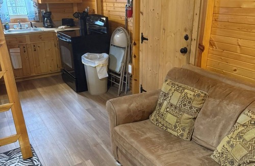 Mammoth Cave Cabina | Cozy Cabin Retreat w/ Hot Tub & Disc Golf — Minutes from Mammoth Cave