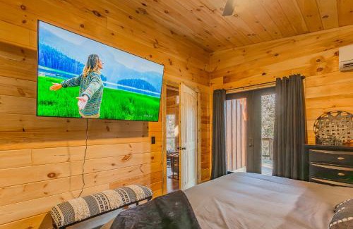 Trenton Casa | Cozy Cabin Retreat w/Hot Tub & Nature Views