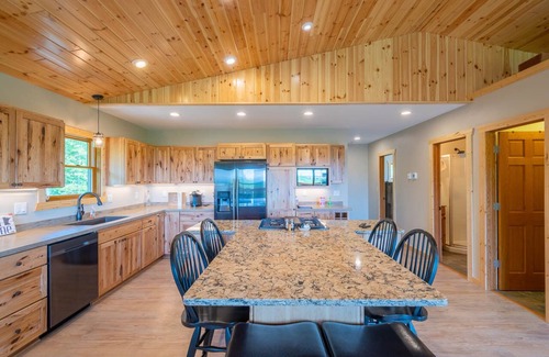 Tower Cabina | 🌲 Cozy Cabin Retreat with Lake Views adventure in Every Season