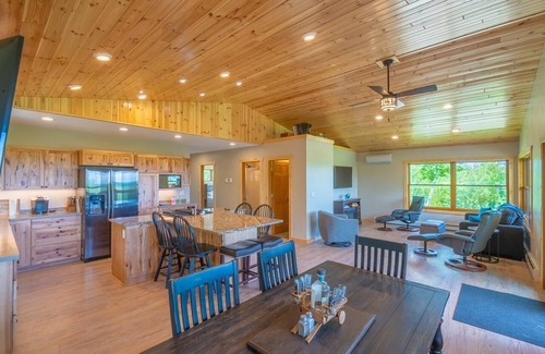 Tower Cabina | 🌲 Cozy Cabin Retreat with Lake Views adventure in Every Season