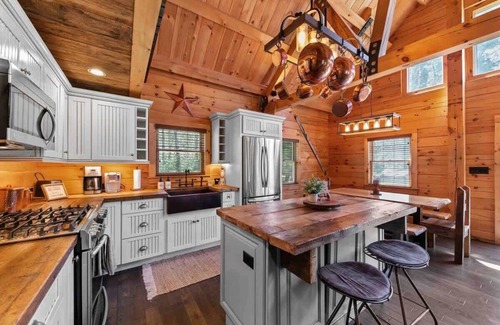 Jewett Casa | Cozy Cabin Retreat with Hot Tub & Fire Pit