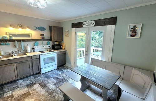 Mount Airy Apartamento | Cozy cabin styled over-garage apartment-walking distance from downtown Mayberry!