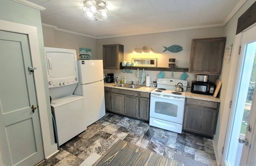 Mount Airy Apartamento | Cozy cabin styled over-garage apartment-walking distance from downtown Mayberry!