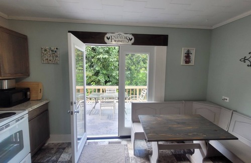 Mount Airy Apartamento | Cozy cabin styled over-garage apartment-walking distance from downtown Mayberry!