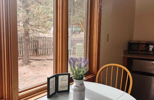 Woodland Park Cama Y Desayuno | Cozy Cabin suite bed and breakfast