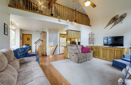 Beaver Cabina | Cozy Cabin w/ Deck & Fireplace in Beaver!