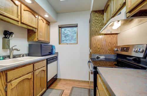 Beaver Cabina | Cozy Cabin w/ Deck & Fireplace in Beaver!