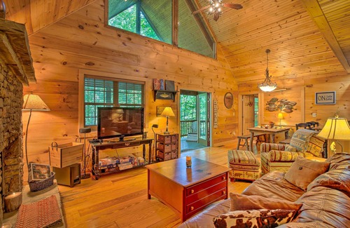 Clarkesville Cabina | Cozy Cabin w/ Deck, Walk to Wildcat Creek & Dining