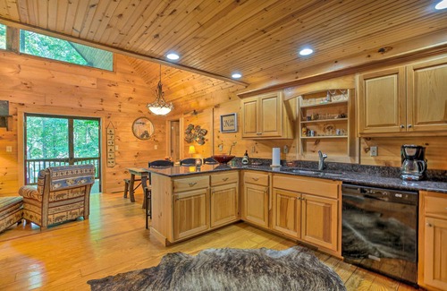 Clarkesville Cabina | Cozy Cabin w/ Deck, Walk to Wildcat Creek & Dining