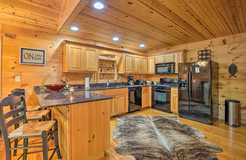 Clarkesville Cabina | Cozy Cabin w/ Deck, Walk to Wildcat Creek & Dining