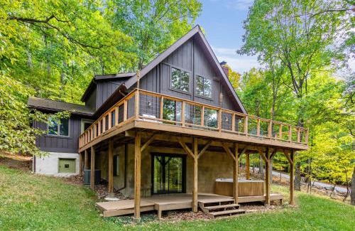Berkeley Springs Casa | Cozy Cabin w Fire Pit, Hot Tub, Deck, & Pool Table