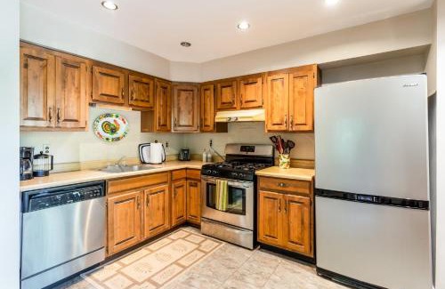 Berkeley Springs Casa | Cozy Cabin w Fire Pit, Hot Tub, Deck, & Pool Table