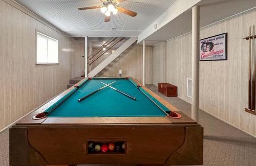 Berkeley Springs Casa | Cozy Cabin w Fire Pit, Hot Tub, Deck, & Pool Table