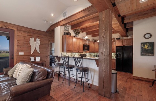 Grand Elk Ranch Cabina | Cozy cabin w/ hot tub & fire pit