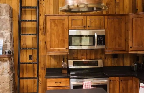 Jefferson Township Chalet De Esquí | Cozy Cabin w/ Hot Tub & Indoor Fireplace