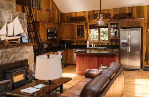 Jefferson Township Chalet De Esquí | Cozy Cabin w/ Hot Tub & Indoor Fireplace