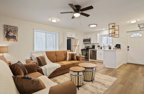Kabletown Casa | Cozy Cabin w/ Hot Tub, Arcade & Fire Pit perfect for up to 8 people