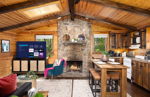Stanardsville Casa | Cozy Cabin w/Hot Tub: Fall Foliage Near Shenandoah