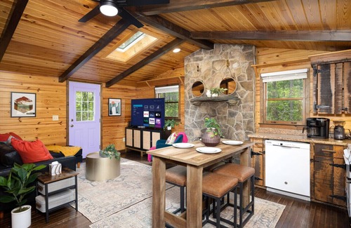 Stanardsville Casa | Cozy Cabin w/Hot Tub: Fall Foliage Near Shenandoah
