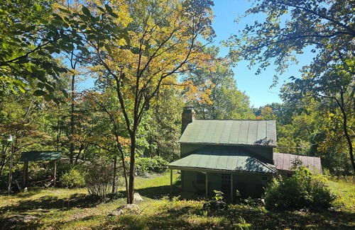 Peaks Cabina | Cozy Cabin w/ Natural Beauty! 2-bedroom cabin in wonderful Bedford, VA.