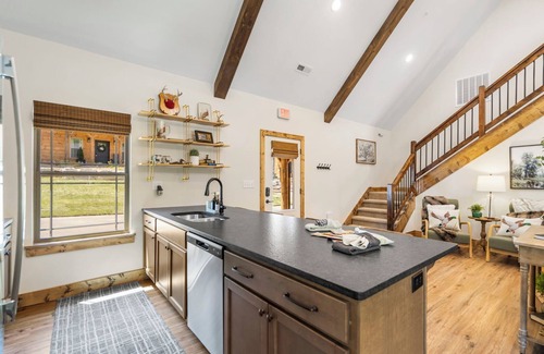 Branson Casa | Cozy Cabin w Private Hot Tub-Free Attraction Tickets-Cmty Indoor/Outdoor Pool-Near Table Rock
