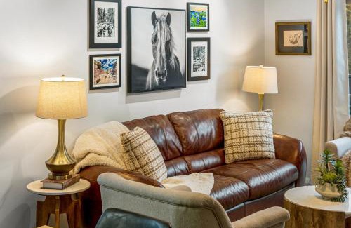 Bailey Casa | Cozy Cabin W River Deck & Seasonal Pool