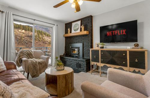 Bailey Casa | Cozy Cabin W River Deck & Seasonal Pool