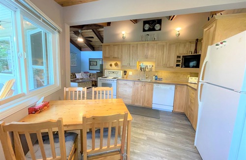 Swansea Point Cabina | Cozy cabin w/ Trailer, Sleeps 6 - 10 guests, Walking Distance to Beach, Hot Tub!