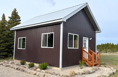 East Glacier Park Cabina | Cozy Cabin w/ Waterfall near Glacier National Park