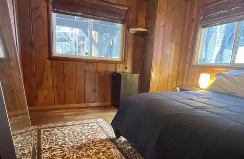 Crestline Cabina | Cozy Cabin w/ Views-HOT TUB! Family Dog Friendly!