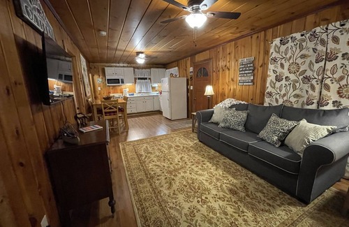 Higgins Lake Casa | Cozy Cabin- Walk to Higgins Lake & beach-Dogs ok