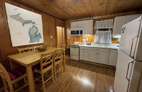 Higgins Lake Casa | Cozy Cabin- Walk to Higgins Lake & beach-Dogs ok
