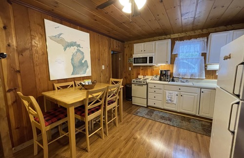 Higgins Lake Casa | Cozy Cabin- Walk to Higgins Lake & beach-Dogs ok