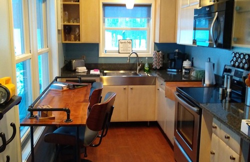 Boyne Falls Cabina | Cozy cabin-WIFI & outdoor hot tub, Close to Boyne Mt & great for snowmobiling