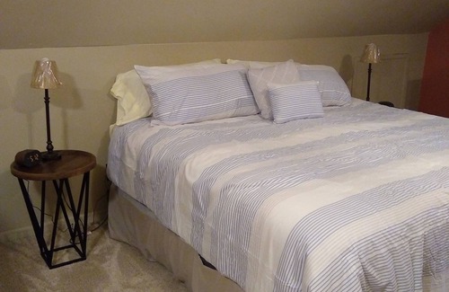 Boyne Falls Cabina | Cozy cabin-WIFI & outdoor hot tub, Close to Boyne Mt & great for snowmobiling