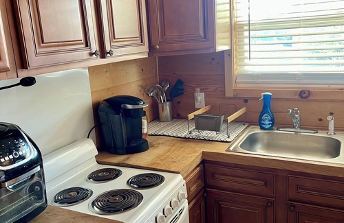 Trenton Cabina | Cozy cabin with 1 bd/bath and WiFi. Short drive to Cloudland Canyon State Park.