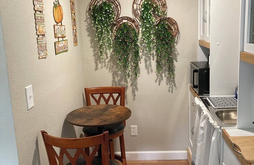 Lake Whitney Cabina | Cozy cabin with 1 bedroom 1 bath on a private cove in charming LakeWhitney!