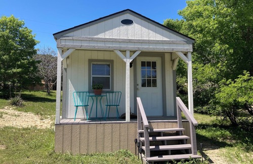 Lake Whitney Cabina | Cozy cabin with 1 bedroom 1 bath on a private cove in charming LakeWhitney!